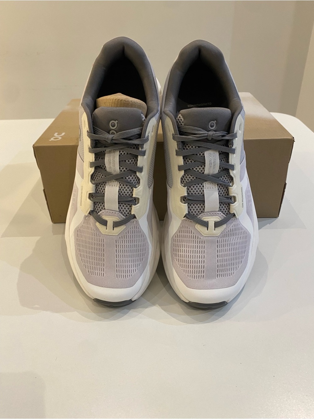 On Running Women’s Cloudrunner 2 Sneaker in Frost/White sz 10.5 New in Box - Picture 5 of 7